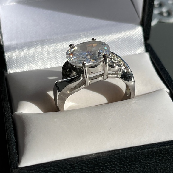 Sparkly cocktail ring, silver tone and cubic, size 9. - Picture 4 of 16